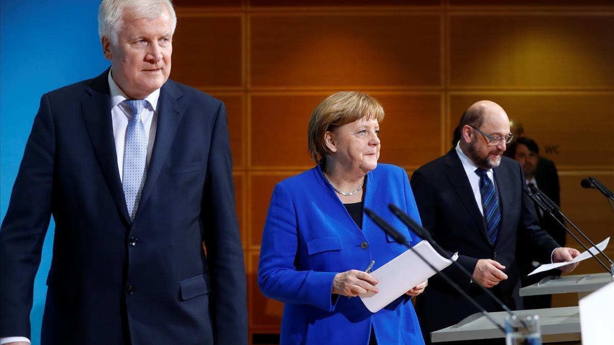 La canciller alemana Angela Merkel, líder de la Unión Social Cristiana de Baviera (CSU) Horst Seehofer y el líder del Partido Social Demócrata (SPD) Martin Schulz asisten a una conferencia de prensa después de conversaciones sobre la formación de un nuevo gobierno de coalición en la sede del SPD en Berlín. La canciller alemana Angela Merkel, líder de la Unión Social Cristiana de Baviera (CSU) Horst Seehofer y el líder del Partido Social Demócrata (SPD) Martin Schulz asisten a una conferencia de prensa después de conversaciones sobre la formación de un nuevo gobierno de coalición en la sede del SPD en Berlín.