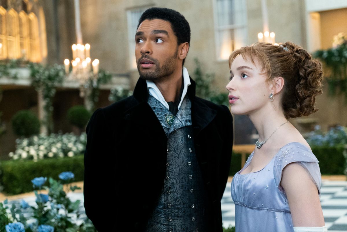 Regé-Jean Page, junto a Phoebe Dynevor, en una escena de ’Los Bridgerton’. Regé-Jean Page, junto a Phoebe Dynevor, en una escena de ’Los Bridgerton’.