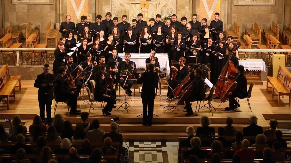 La Orquesta Sinfónica Victoria de los Ángeles y el Coro Anton Bruckner, dirigidos por Pedro Pardo, en el concierto conmemorativo del 500 aniversario de la reforma luterana.