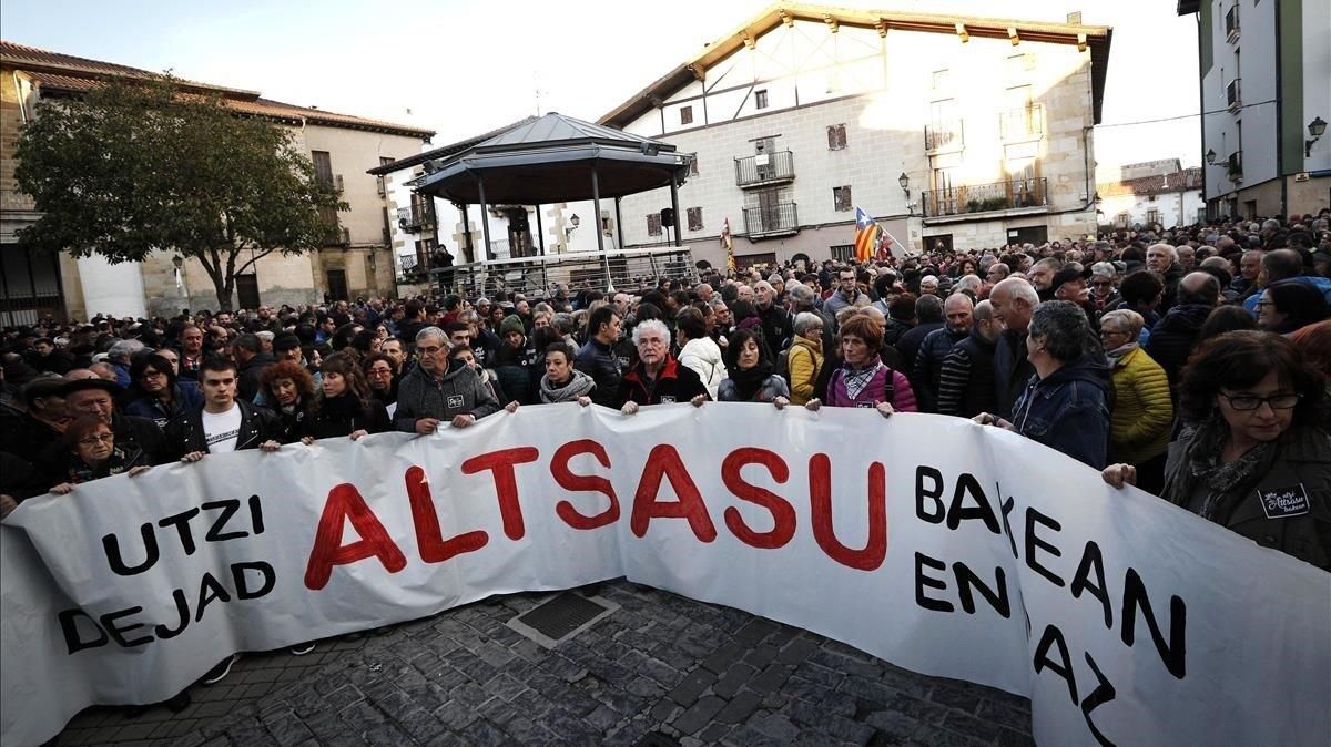 Cabecera de la manifestación de rechazo que, este sábado, acabó en la plaza de los Fueros de Alsasua, convocada contra el acto de la plataforma España Ciudadana, vinculada a Ciudadanos. Cabecera de la manifestación de rechazo que, este sábado, acabó en la plaza de los Fueros de Alsasua, convocada contra el acto de la plataforma España Ciudadana, vinculada a Ciudadanos.
