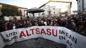 Cabecera de la manifestación de rechazo que, este sábado, acabó en la plaza de los Fueros de Alsasua, convocada contra el acto de la plataforma España Ciudadana, vinculada a Ciudadanos. 