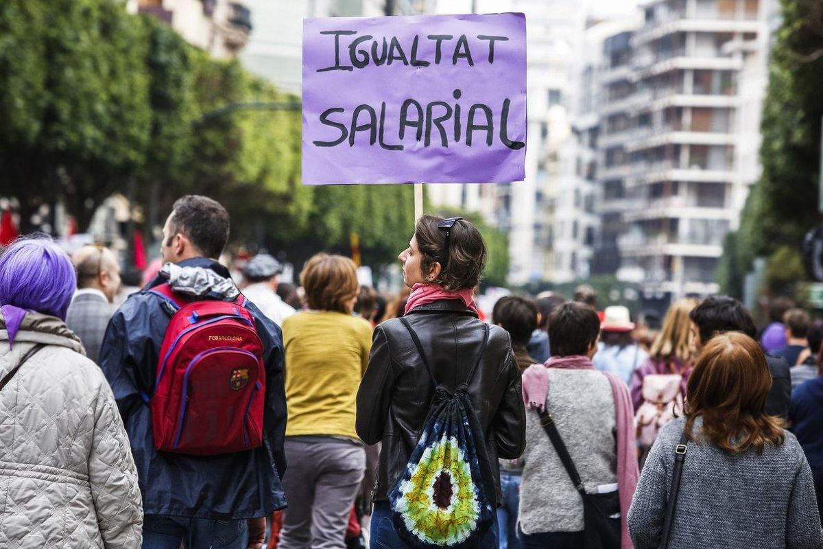Imagen de archivo de una manifestación por la igualdad del sueldo entre hombres y mujeres Imagen de archivo de una manifestación por la igualdad del sueldo entre hombres y mujeres