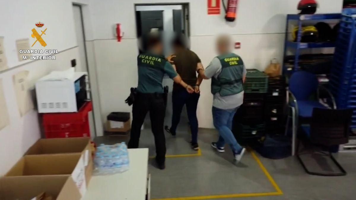 La Guardia Civil detiene a una mujer por sustraer 300.000 euros en joyas en las casas donde trabajaba La Guardia Civil detiene a una mujer por sustraer 300.000 euros en joyas en las casas donde trabajaba
