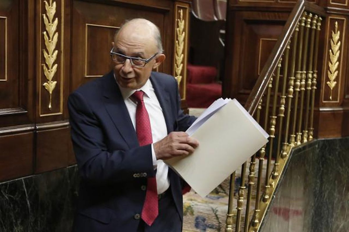 El ministro de Hacienda, Cristóbal Montoro, en el Congreso, este jueves. El ministro de Hacienda, Cristóbal Montoro, en el Congreso, este jueves.