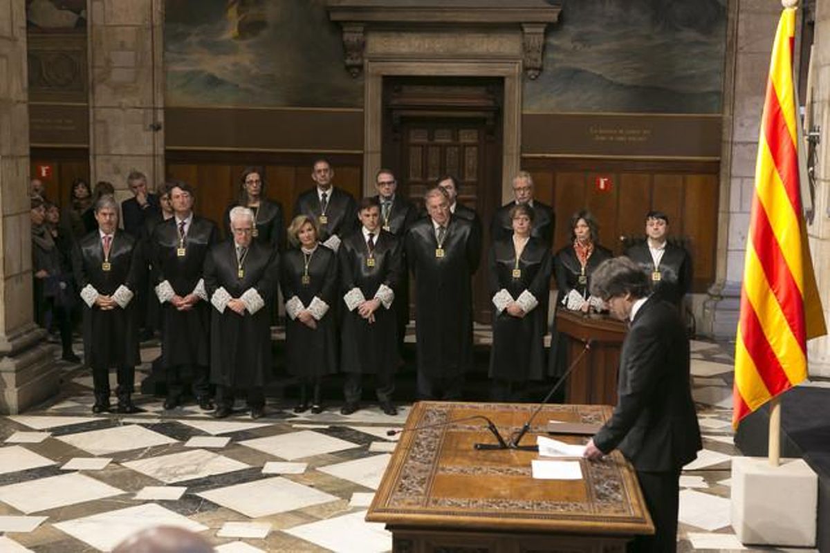 Toma de posesión de la Comissió Jurídica Assessora en el Salón de Sant Jordi del Palau de la Generalitat, presidida por el ’president’, Carles Puigdemont. Toma de posesión de la Comissió Jurídica Assessora en el Salón de Sant Jordi del Palau de la Generalitat, presidida por el ’president’, Carles Puigdemont.