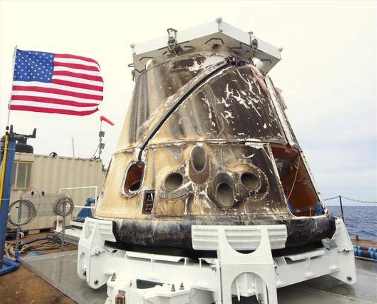 La cápsula espacial ’Dragon’, en el barco que la recogió en el Pacífico, cerca de la costa de California, donde amerizó amortiguada por dos paracaídas. La cápsula espacial ’Dragon’, en el barco que la recogió en el Pacífico, cerca de la costa de California, donde amerizó amortiguada por dos paracaídas.