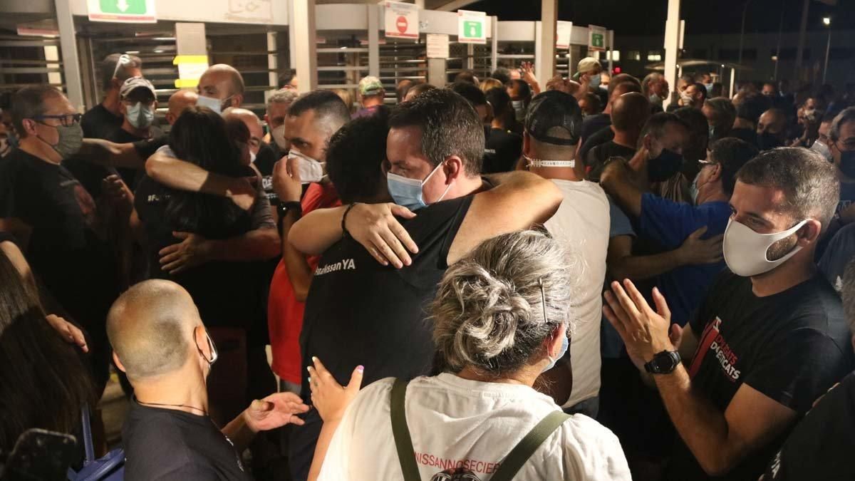 Trabajadores de Nissan se abrazan después del acuerdo alcanzado entre sindicatos y empresa. Trabajadores de Nissan se abrazan después del acuerdo alcanzado entre sindicatos y empresa.