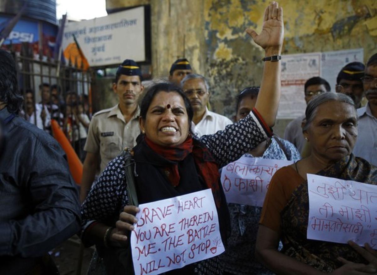 Una mujer, durante una de las manifestaciones de protesta por la muerte de la joven brutalmente violada en Bombay (India), en diciembre pasado. Una mujer, durante una de las manifestaciones de protesta por la muerte de la joven brutalmente violada en Bombay (India), en diciembre pasado.