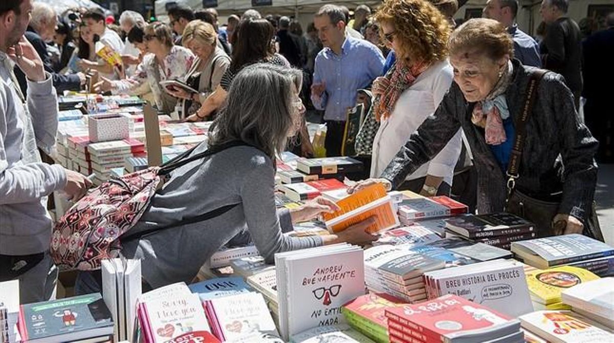 Puesto de libros en Barcelona, en la ’diada’ de Sant Jordi del 2015. Puesto de libros en Barcelona, en la ’diada’ de Sant Jordi del 2015.