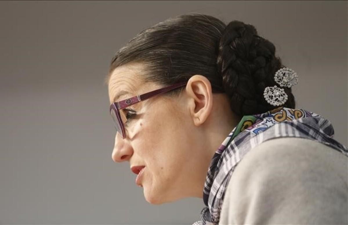 Mónica Oltra, en rueda de prensa con el peinado de fallera. Mónica Oltra, en rueda de prensa con el peinado de fallera.