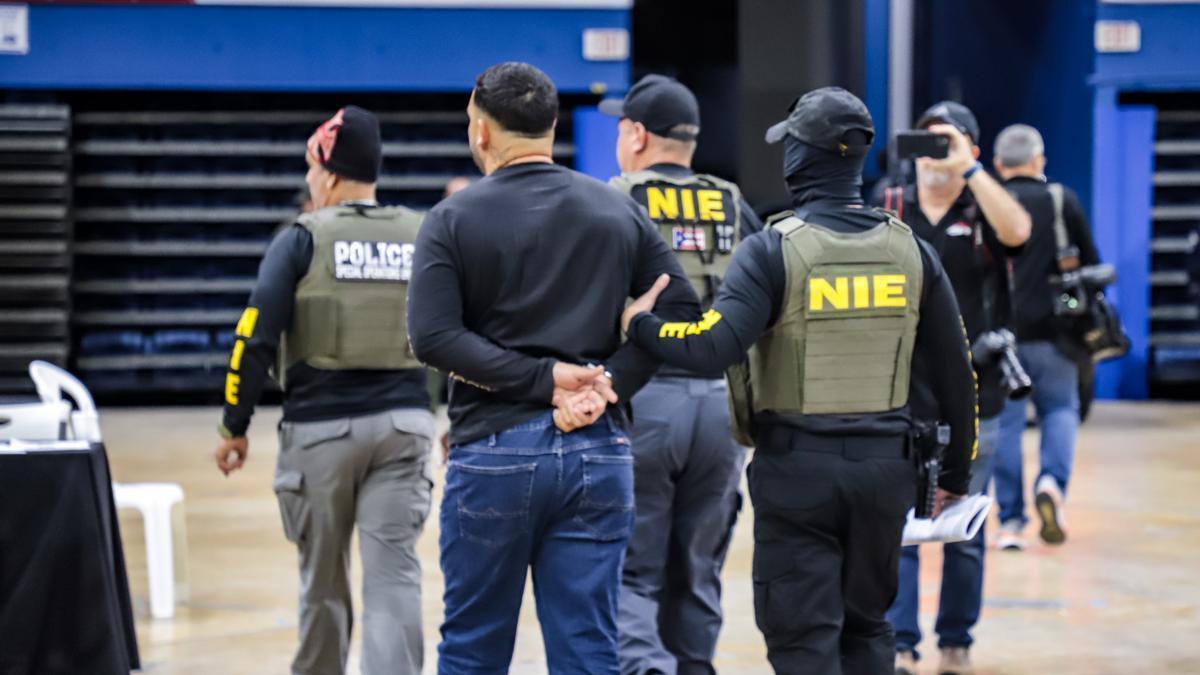 Fuerzas de seguridad puertorriqueñas arrestan a un hombre.
