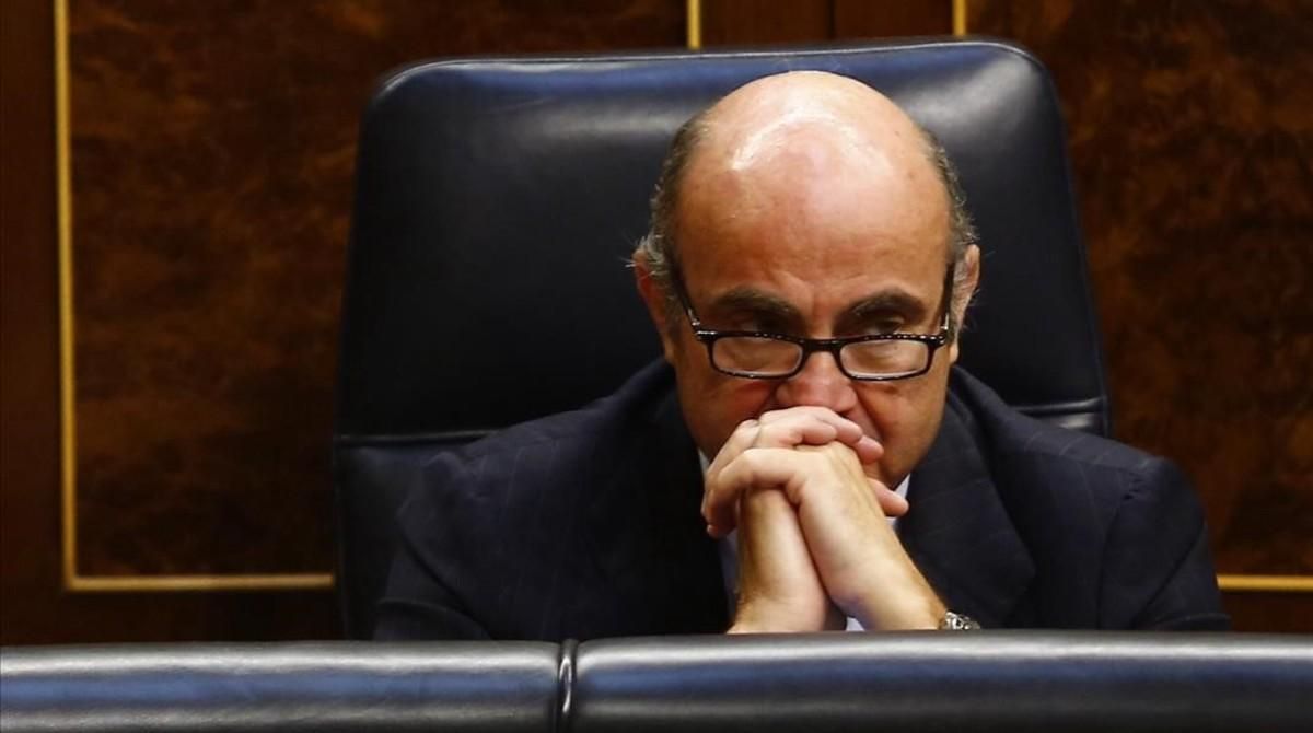 El ministro de Economía en funciones, Lius de Guindos, en la sesión de investidura de Mariano Rajoy. El ministro de Economía en funciones, Lius de Guindos, en la sesión de investidura de Mariano Rajoy.