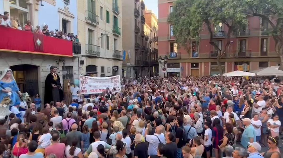 VÍDEO | Sonora pitada y gritos de "independencia" en el pregón de las fiestas de Gràcia 2023