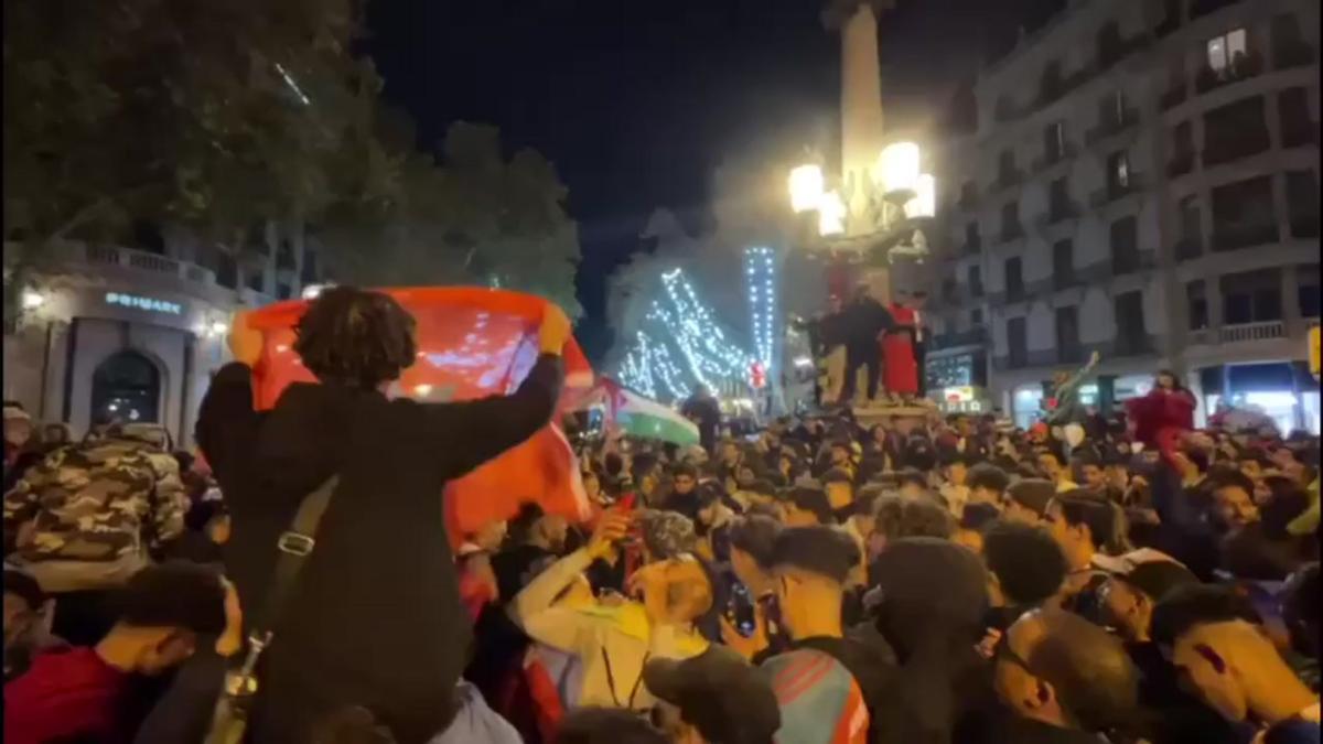 Eufòria marroquina a la Rambla de Barcelona per celebrar la victòria contra Espanya