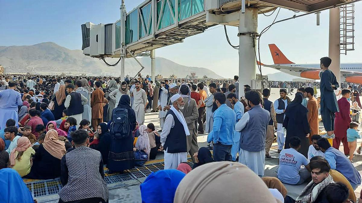 Los afganos se agolpan en el aeropuerto de Kabul.