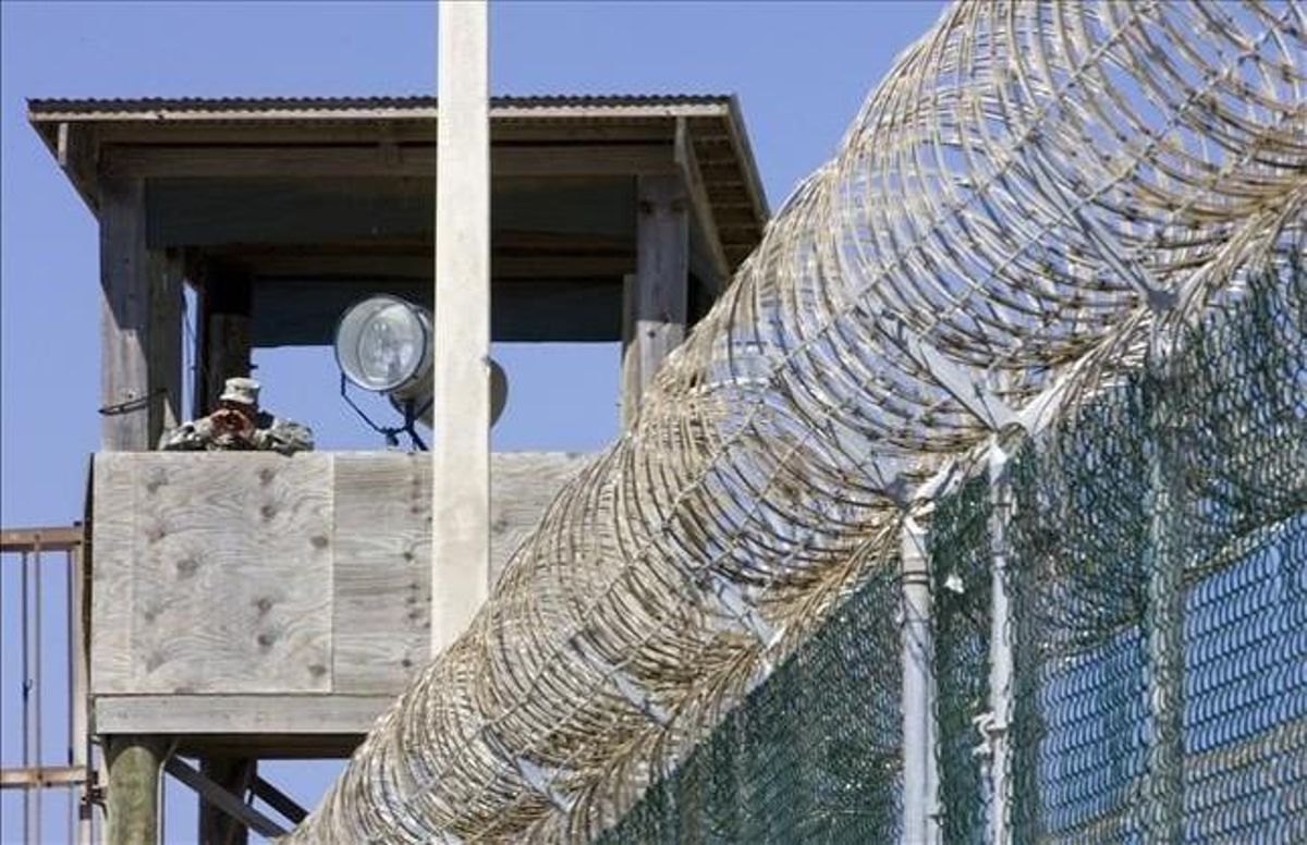 Un guardia vigila en una torre de control del penal de Guantánamo (Cuba), en abril del 2007. Un guardia vigila en una torre de control del penal de Guantánamo (Cuba), en abril del 2007.