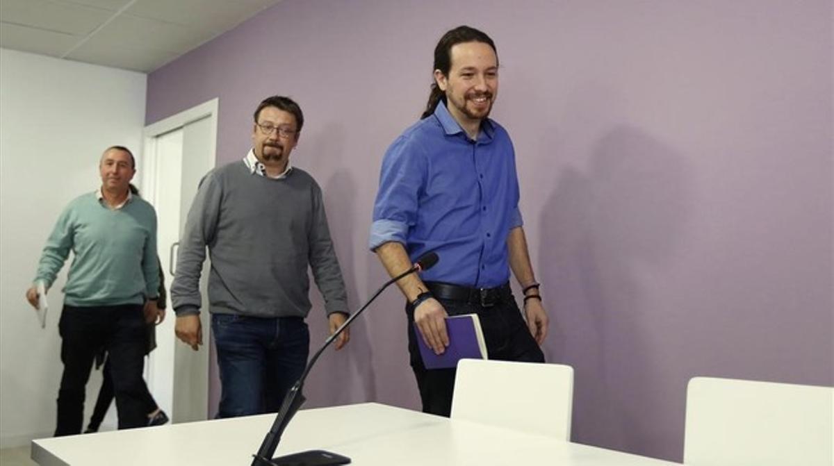 Pablo Iglesias, Xavier Domènech y Joan Baldoví entran en la rueda de prensa en la sede de Princesa, en Madrid.