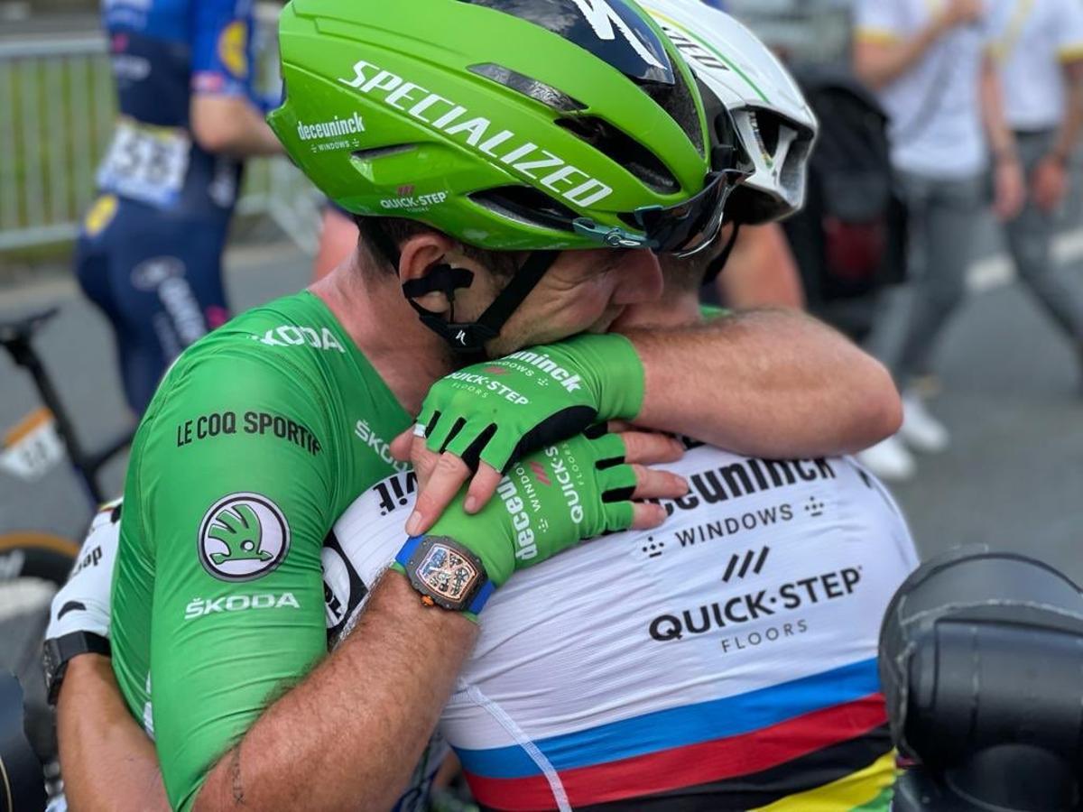 Mark Cavendish y Julian Alaphilippe se abrazan en la meta de Châteauroux.