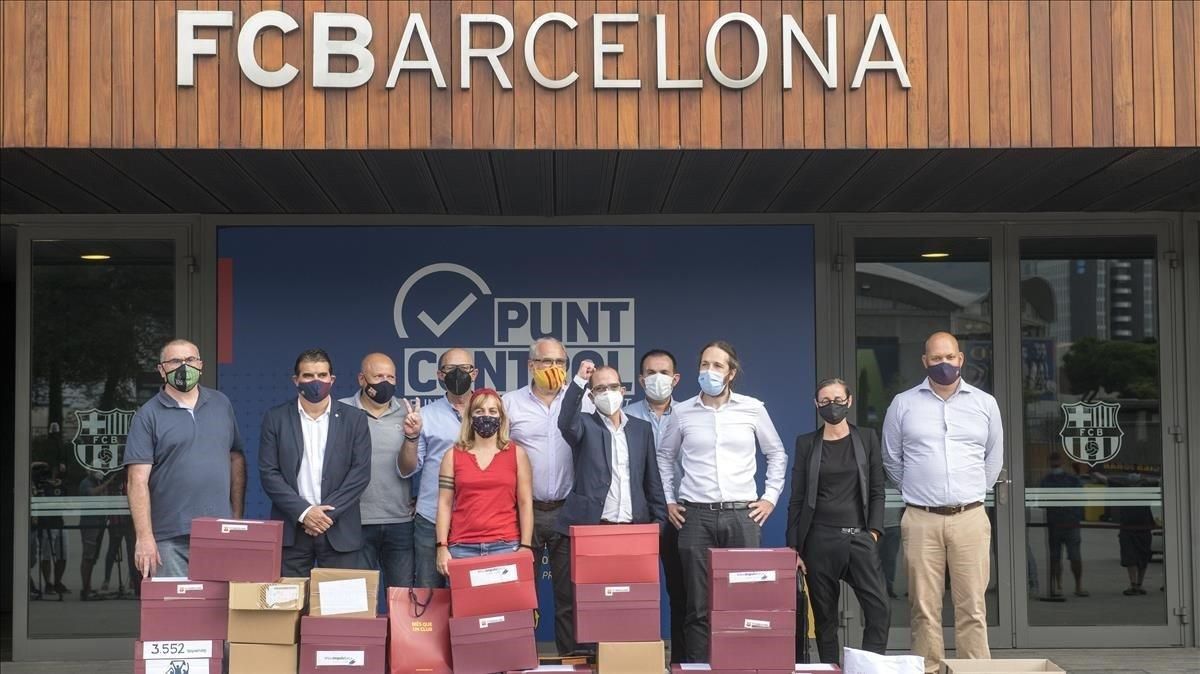 Jordi Farré, promotor de la moción de censura contra la junta que preside Josep Maria Bartomeu, con los componentes de su equipo y las cajas depositadas en el Auditori 1899 que contienen más de 20.000 firmas. Jordi Farré, promotor de la moción de censura contra la junta que preside Josep Maria Bartomeu, con los componentes de su equipo y las cajas depositadas en el Auditori 1899 que contienen más de 20.000 firmas.
