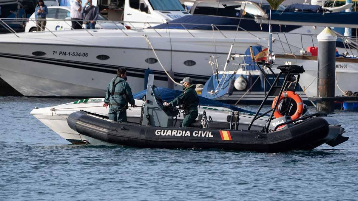 Agentes de la Guardia Civil remolcan la embarcación del padre de Anna y Olivia, Tomás Gimeno. Agentes de la Guardia Civil remolcan la embarcación del padre de Anna y Olivia, Tomás Gimeno.