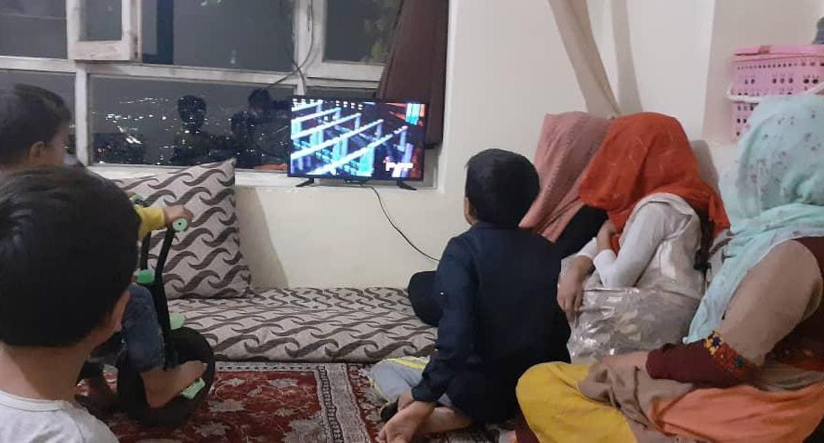 Noche en casa de Wajiha F. La familia ve la televisión.