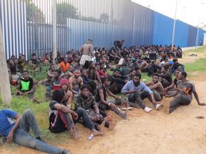 Un grupo de migrantes de origen subsahariano, a las puertas del Centro de Estancia Temporal de Inmigrantes (CETI) de Melilla, después de haber saltado la valla con Marruecos, el 22 de julio de 2021.