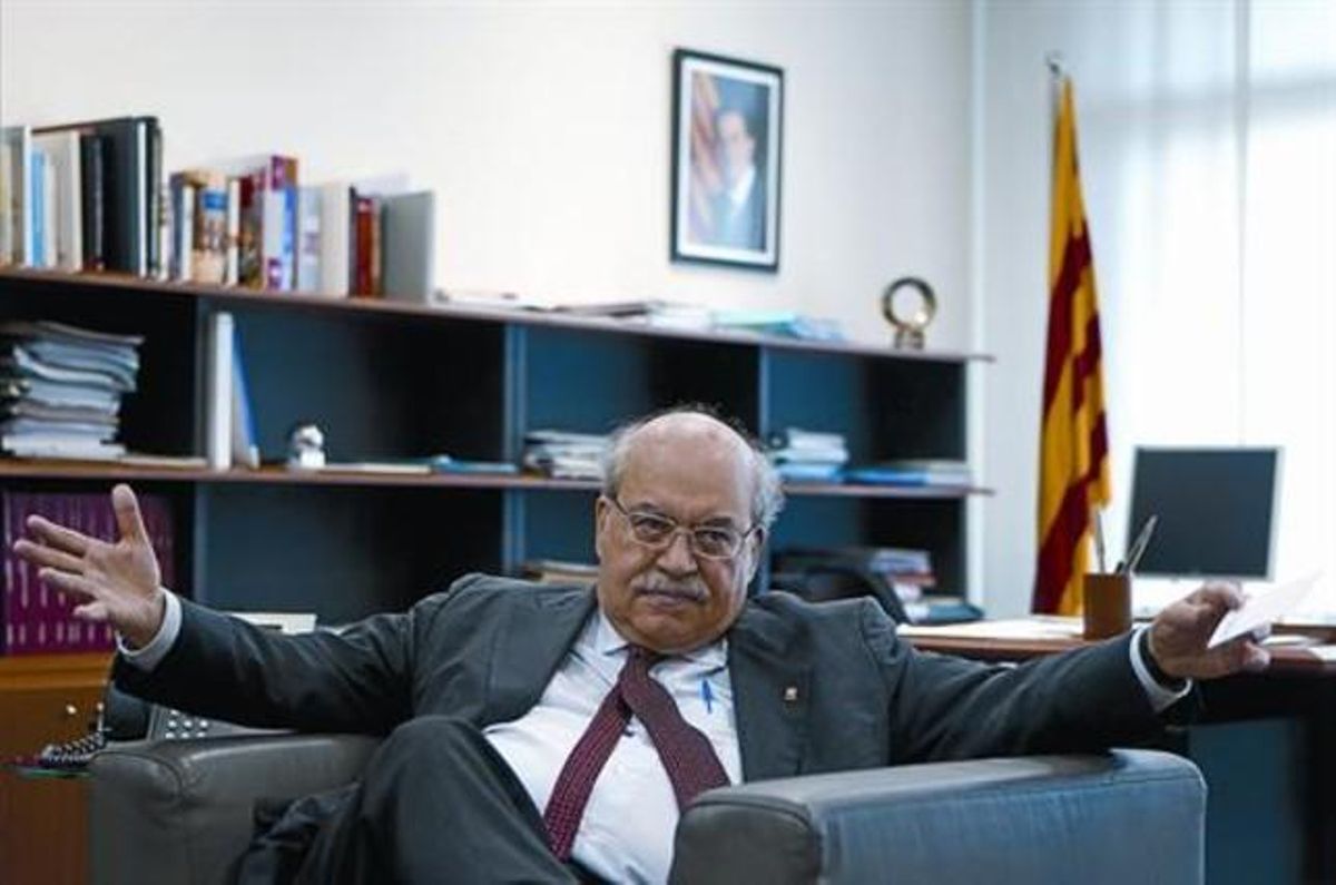 El ’conseller’ Mas-Colell en su despacho durante un momento de la entrevista. El ’conseller’ Mas-Colell en su despacho durante un momento de la entrevista.