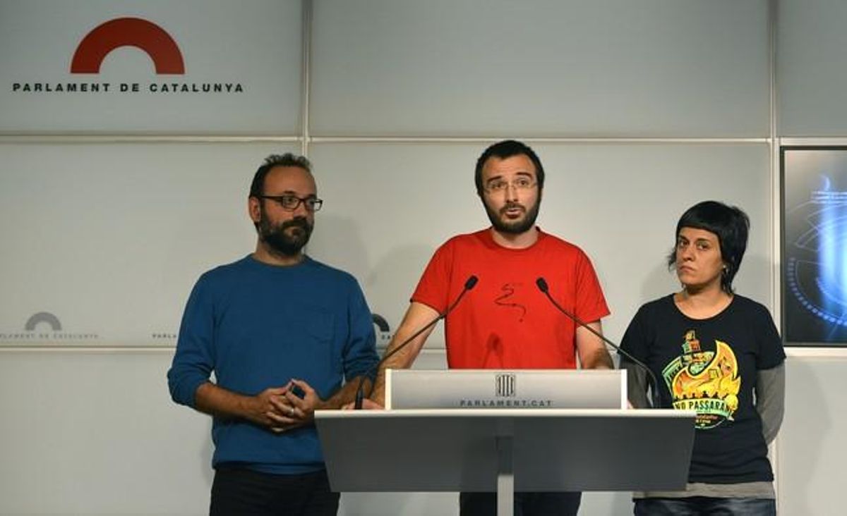 Rueda de prensa de la CUP para explicar la propuesta para iniciar el proceso constituyente, este martes en el Parlament. Rueda de prensa de la CUP para explicar la propuesta para iniciar el proceso constituyente, este martes en el Parlament.