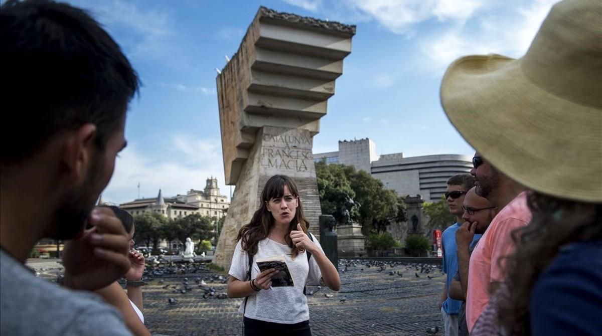 Catherine Howley durante el recorrido por los escenarios de la guerra civil de Spanish Civil War Tours.