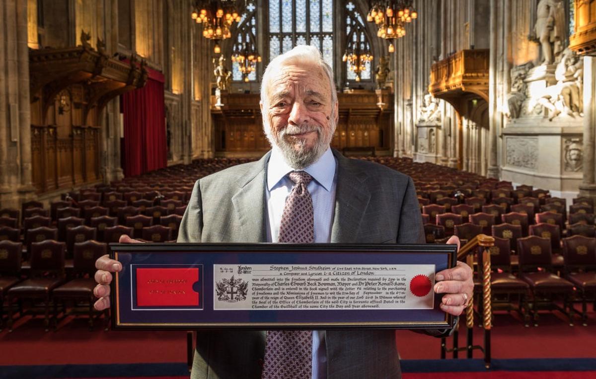 El compositor Stephen Sondheim, recogiendo un premio en Londres. El compositor Stephen Sondheim, recogiendo un premio en Londres.