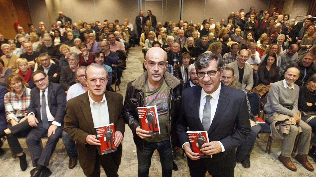 El periodista Albert Soler, entre el director de ’Diari de Girona’, Jordi Xargayó, y el abogado Carles Monguilod El periodista Albert Soler, entre el director de ’Diari de Girona’, Jordi Xargayó, y el abogado Carles Monguilod