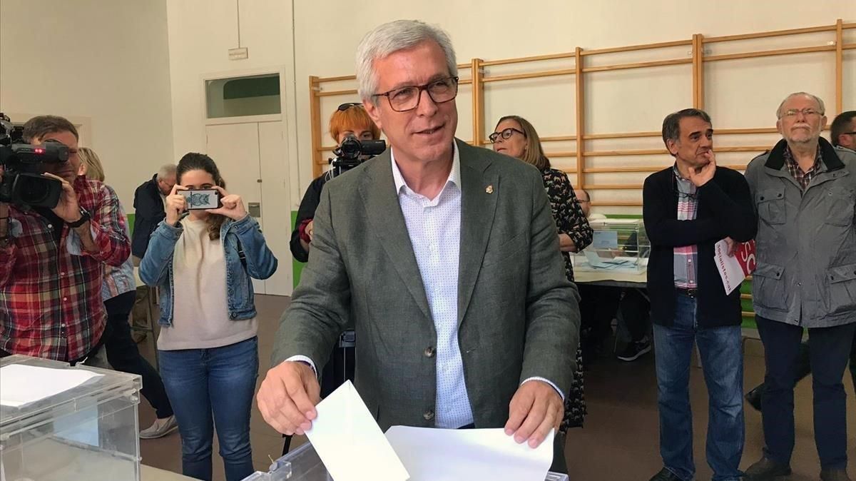 Ballesteros, el exalcalde socialista de Tarragona, deposita su voto. Ballesteros, el exalcalde socialista de Tarragona, deposita su voto.