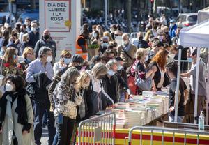 Ambiente en el Passeig de Gràcia, el 23 de abril, en la ’diada’ de Sant Jordi. 