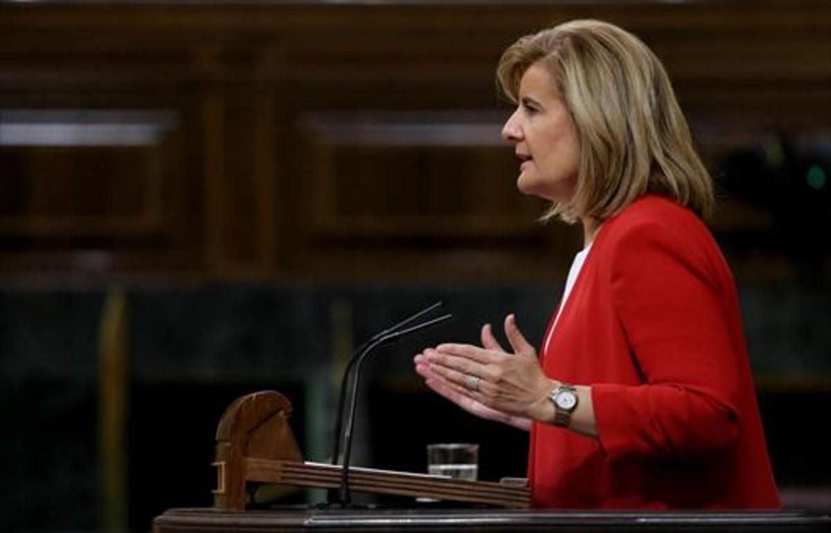 La ministra de Empleo Seguridad Social, Fátima Báñez, ayer, en el pleno del Congreso de los Diputados. La ministra de Empleo Seguridad Social, Fátima Báñez, ayer, en el pleno del Congreso de los Diputados.