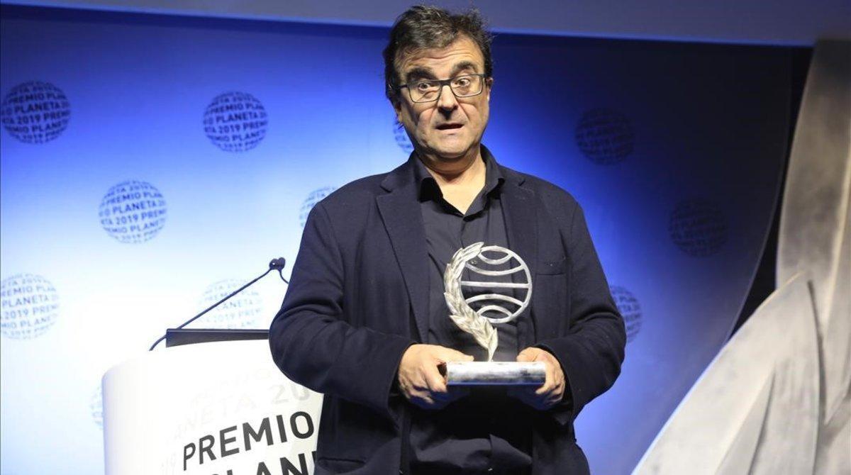 Javier Cercas, con el Premio Planeta.