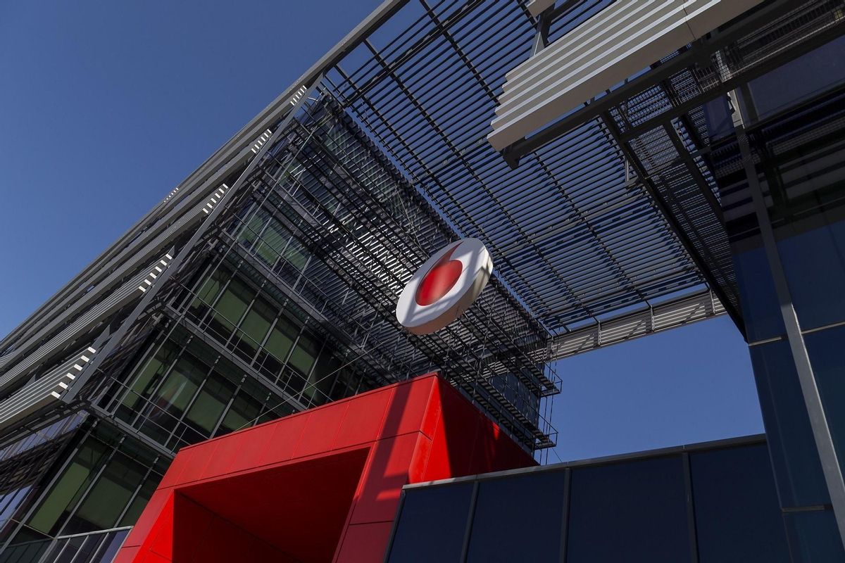 Vodafone reduce un 4% sus ingresos en España en plena batalla comercial de las telecos Vodafone reduce un 4% sus ingresos en España en plena batalla comercial de las telecos