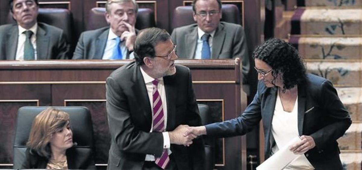 Marta Rovira saluda a Mariano Rajoy antes de subir al estrado.