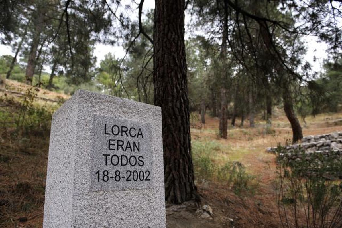 Monolito en honor a García Lorca y a las víctimas del franquismo en la zona donde se cree que están los restos del poeta y unas 1.800 personas más. Monolito en honor a García Lorca y a las víctimas del franquismo en la zona donde se cree que están los restos del poeta y unas 1.800 personas más.