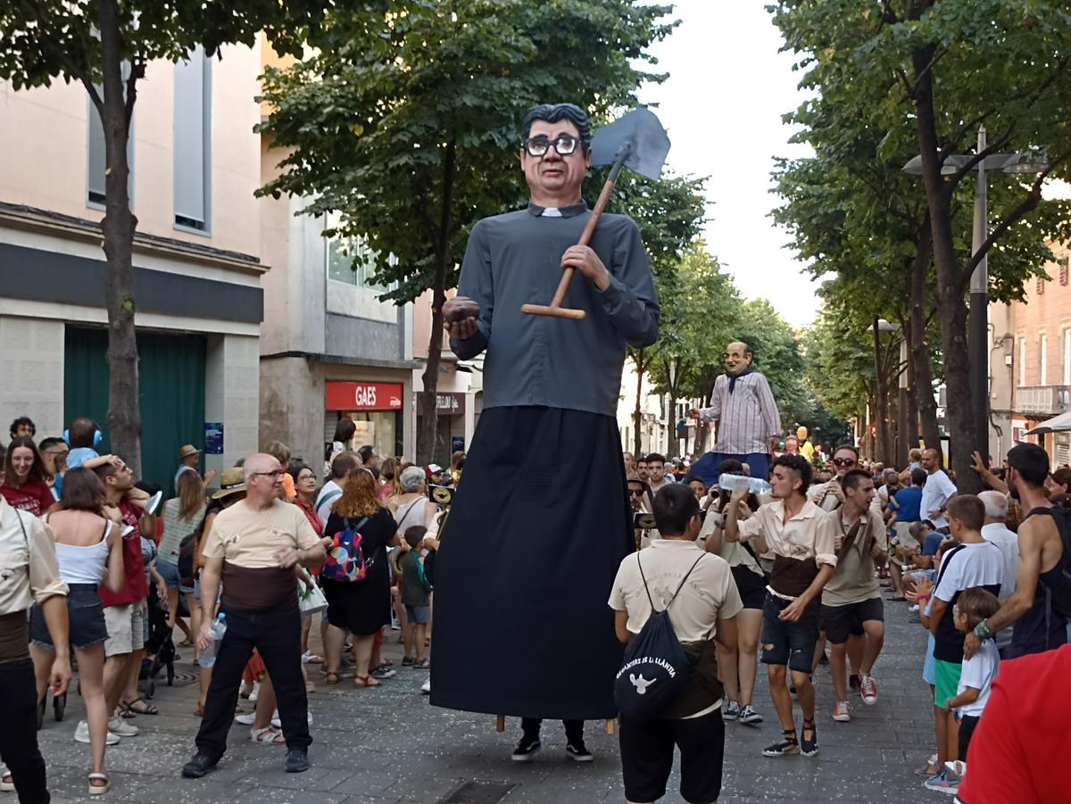 El Pare Echarri, este domingo 24, durante la Gegantada de Les Santes, que tuvo lugar en las calles del centro de Mataró. 
