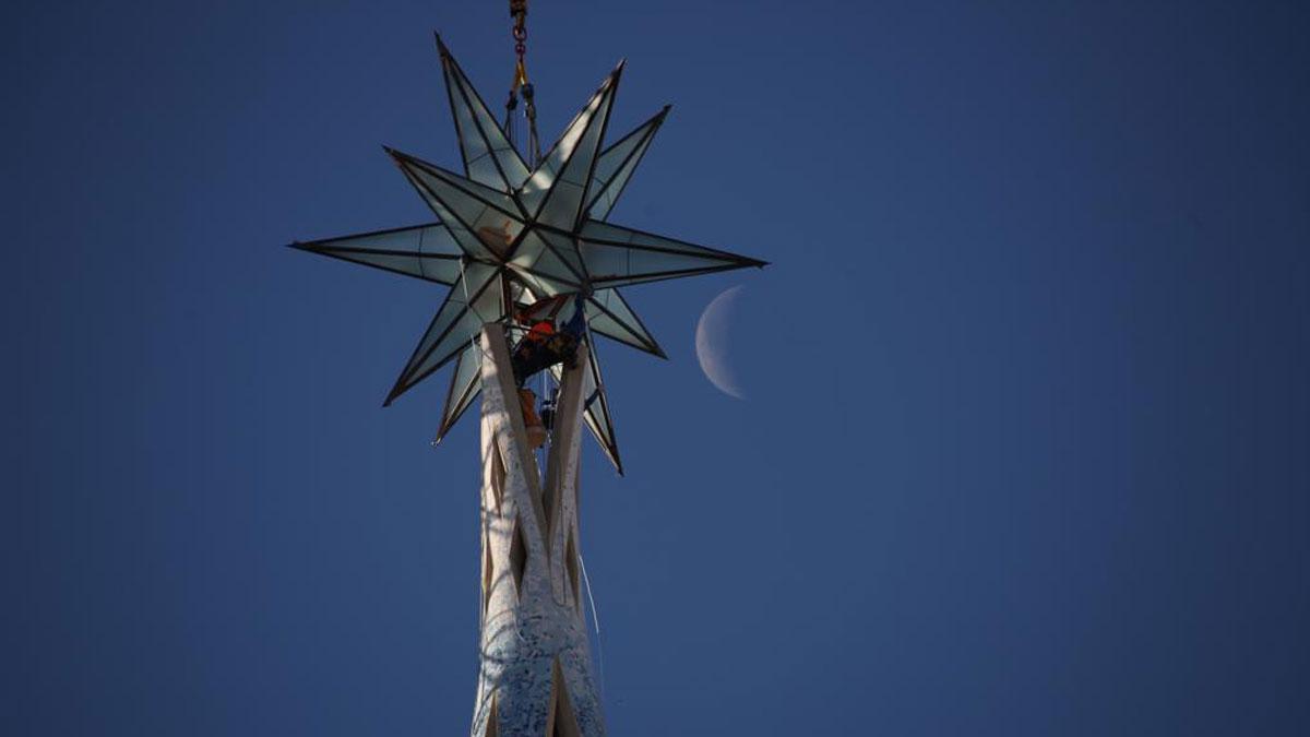 La Sagrada Família culmina amb èxit la col·locació de la seva nova estrella lluminosa