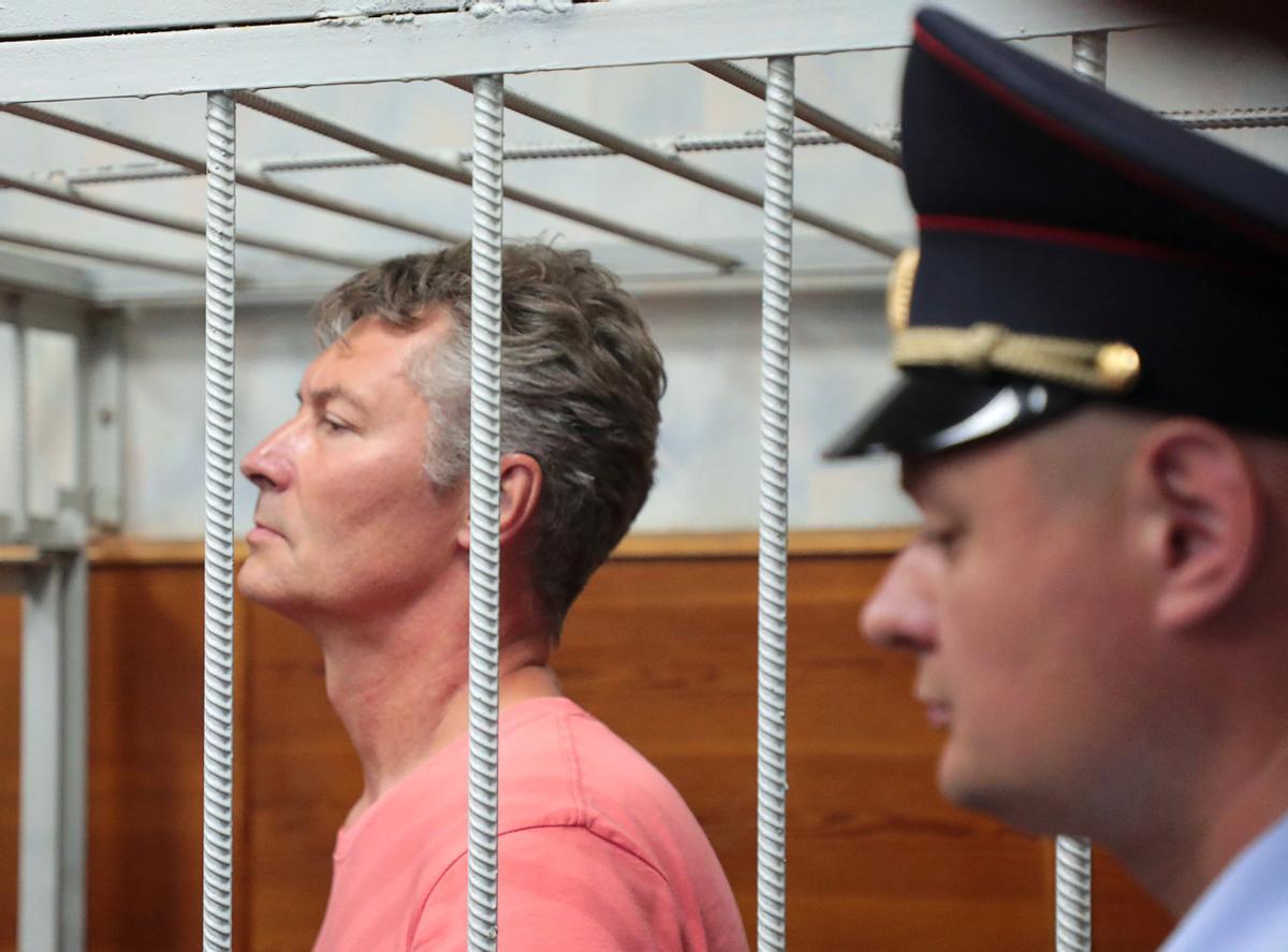 El opositor ruso y exalcalde de Yekaterimburgo, Yevgueni Roizman, comparece ante la justicia tras ser detenido el pasado miércoles.