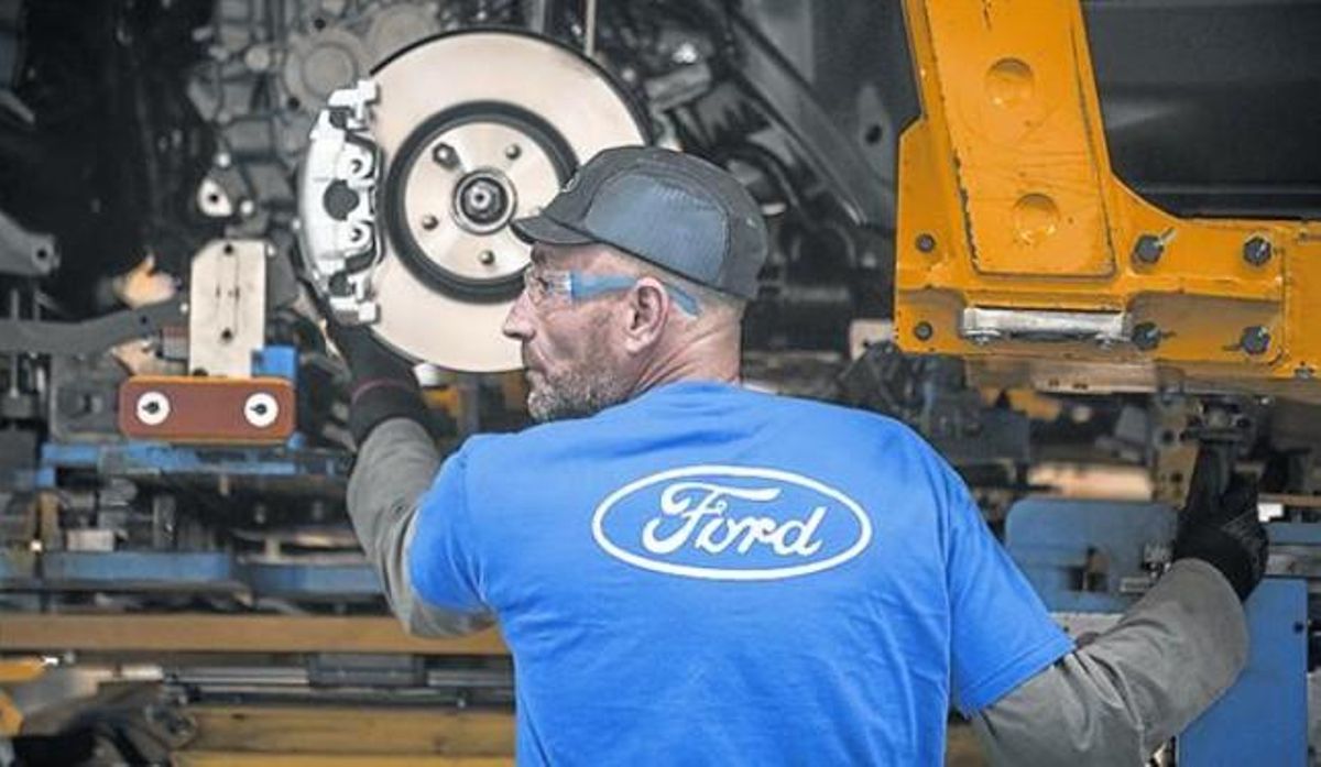 Un trabajador de la fábrica de Ford en Almussafes. Un trabajador de la fábrica de Ford en Almussafes.