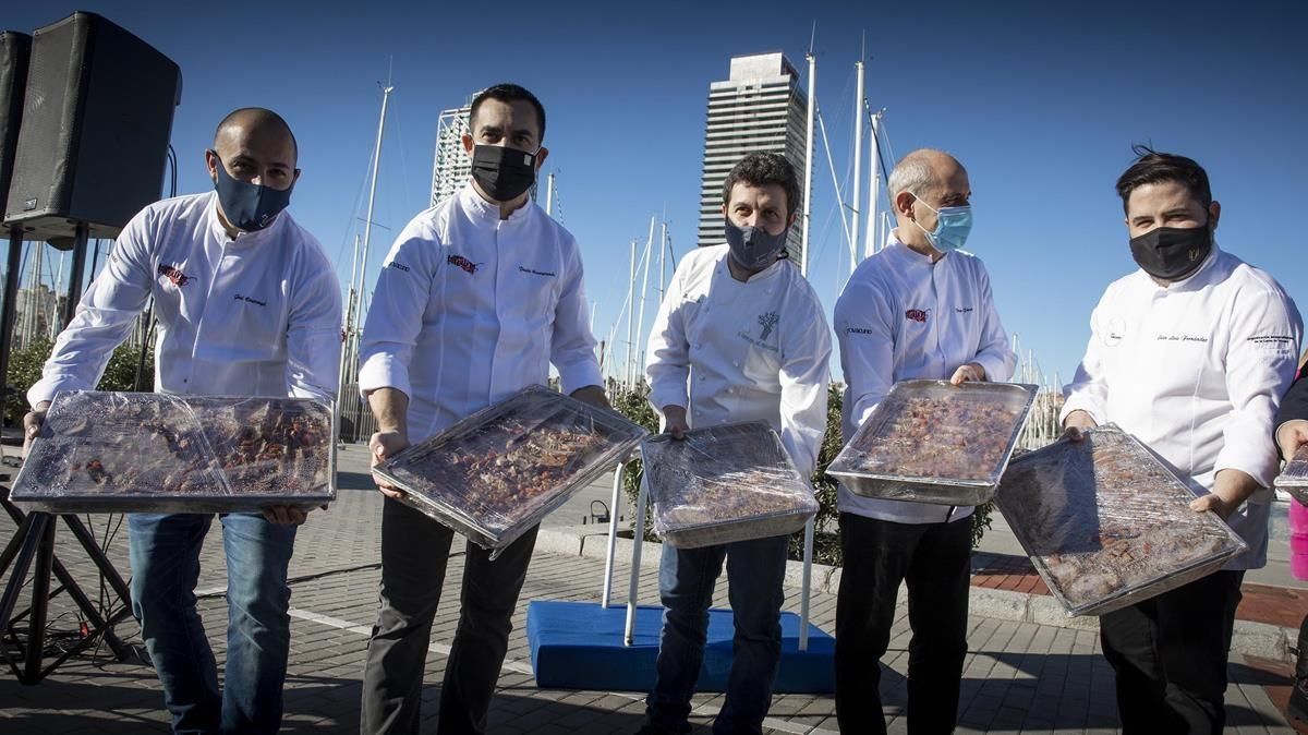 Prevacuno reparte a personas necesitadas 1 000 comidas de carne bovina elaboradas por cocineros Michelin Joel Castanye Paolo Casagrande Jose Cerdeno Paco Perez Juan Luis Fernandez Foto de Ferran Nadeu Prevacuno reparte a personas necesitadas 1 000 comidas de carne bovina elaboradas por cocineros Michelin Joel Castanye Paolo Casagrande Jose Cerdeno Paco Perez Juan Luis Fernandez Foto de Ferran Nadeu
