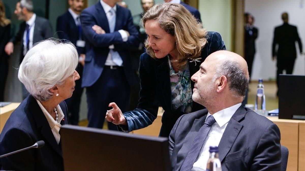 La ministra Nadia Calviño (de pie) conversa con la presidenta del BCE, Christine Lagarde, y el comisario europeo de Asuntos Económicos, Pierre Moscovici, en Bruselas. La ministra Nadia Calviño (de pie) conversa con la presidenta del BCE, Christine Lagarde, y el comisario europeo de Asuntos Económicos, Pierre Moscovici, en Bruselas.