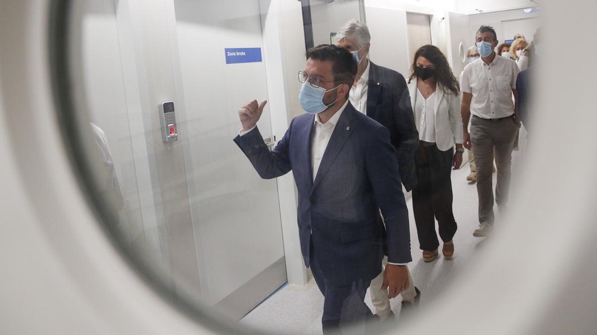 El president Aragonès y el conseller de Salud, Josep Maria Argimon, visitan el Hospital Moisés Broggi.
