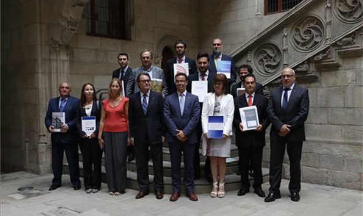 Artur Mas junto a expertos en la presentación de la hacienda propia en la Generalitat de Catalunya.
