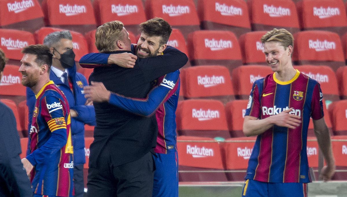 Koeman se abraza con Piqué tras remontar al Sevilla y pasar a la final de la Copa. Koeman se abraza con Piqué tras remontar al Sevilla y pasar a la final de la Copa.