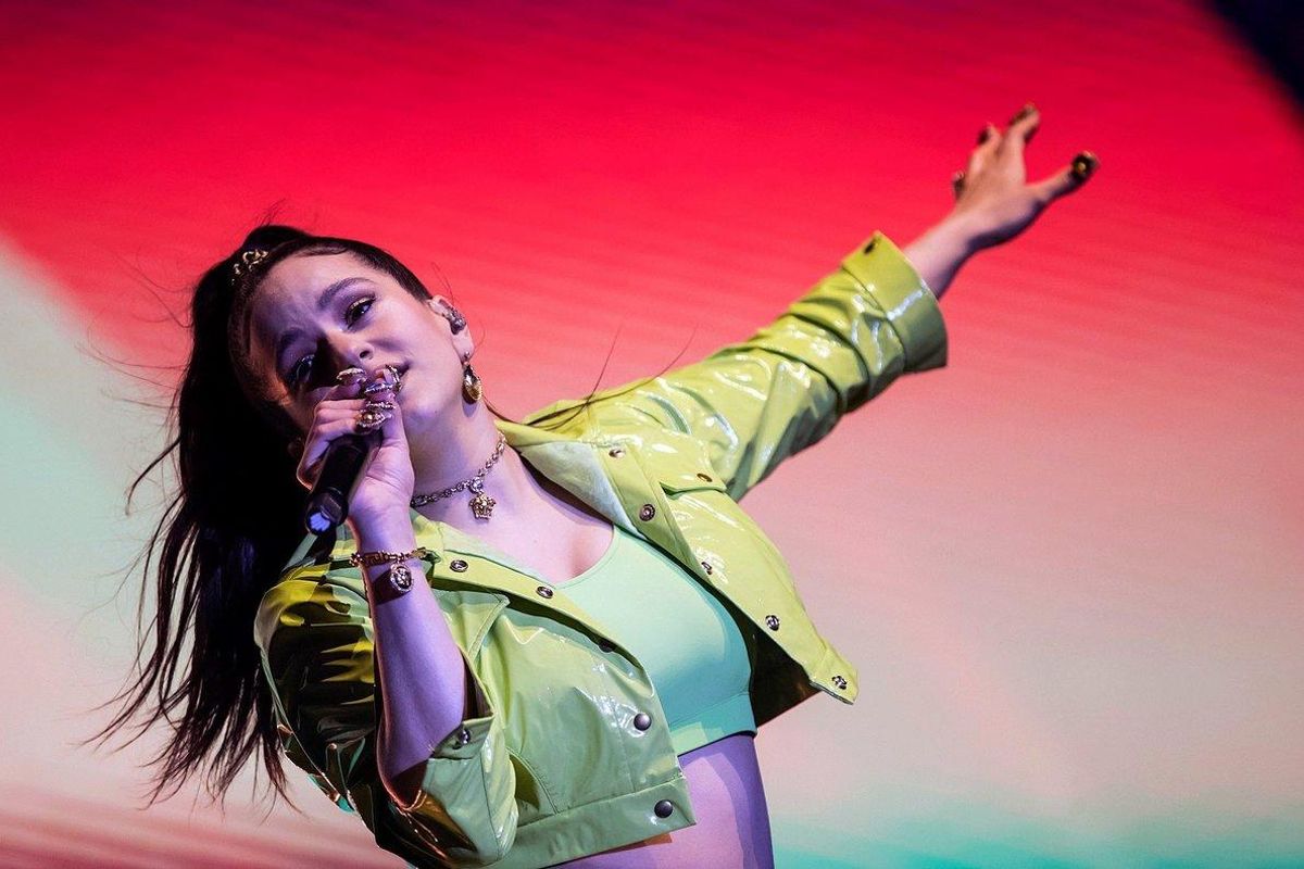 Rosalía, con su repertorio, ha tendido la mano al pasado al rescatar, con una emotiva versión a capella, “Catalina”. Rosalía, con su repertorio, ha tendido la mano al pasado al rescatar, con una emotiva versión a capella, “Catalina”.