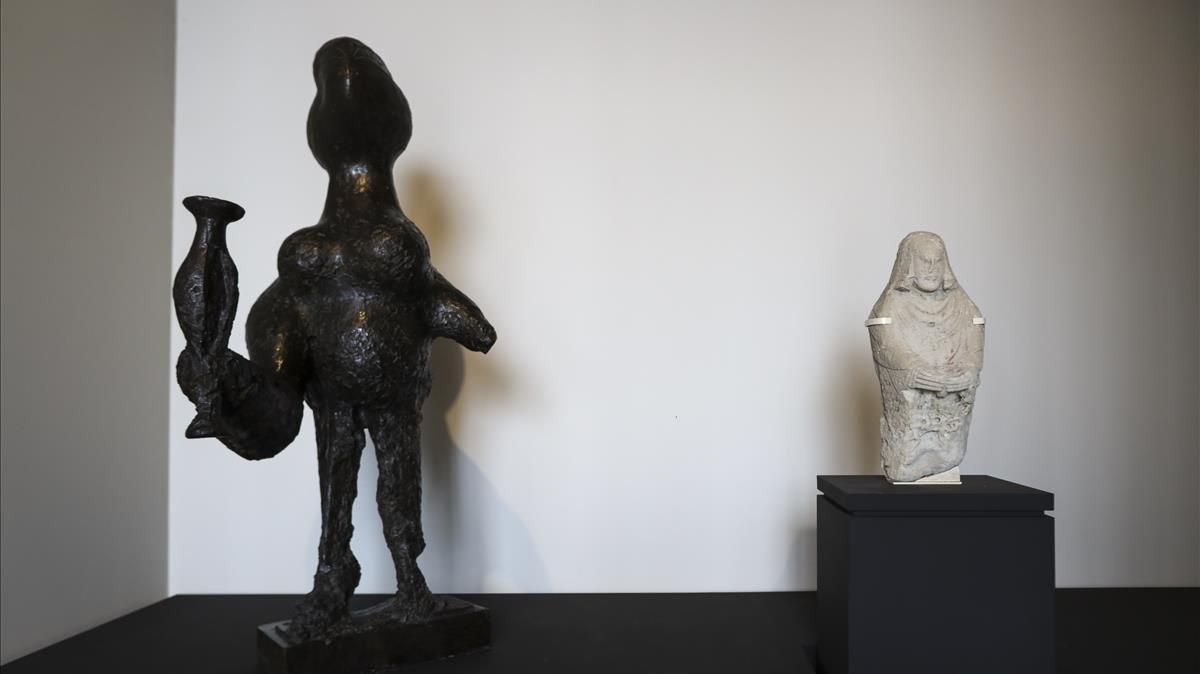 La escultura ’Femme au vase’ de Picasso, junto a una pieza de mujer oferente del periodo ibero encontrada en el Cerro de los Santos, en la exposición ’Picasso ibero’ de Santander. La escultura ’Femme au vase’ de Picasso, junto a una pieza de mujer oferente del periodo ibero encontrada en el Cerro de los Santos, en la exposición ’Picasso ibero’ de Santander.