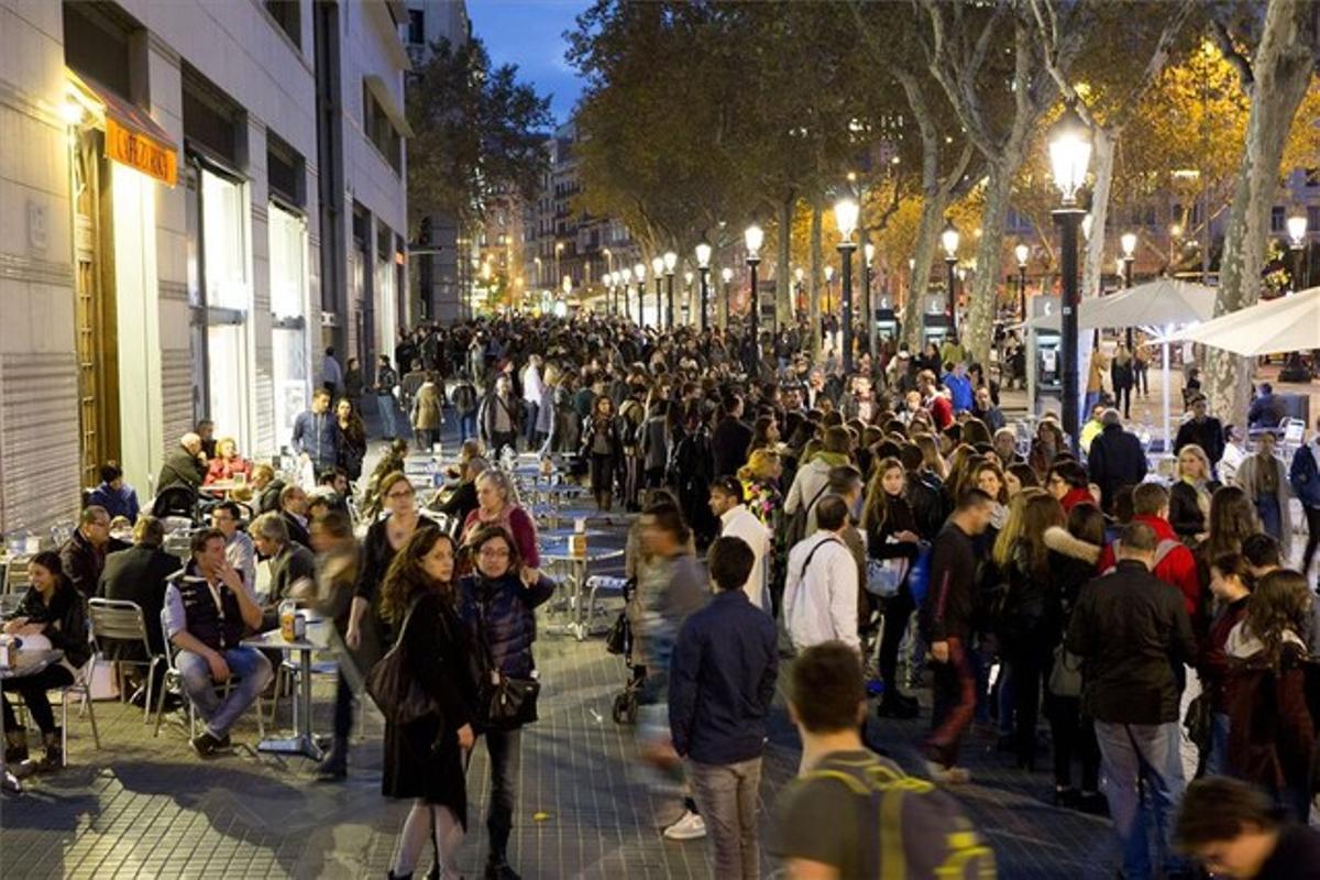 Cola para acceder a la tienda Urban Outfitters de Barcelona en su estreno.